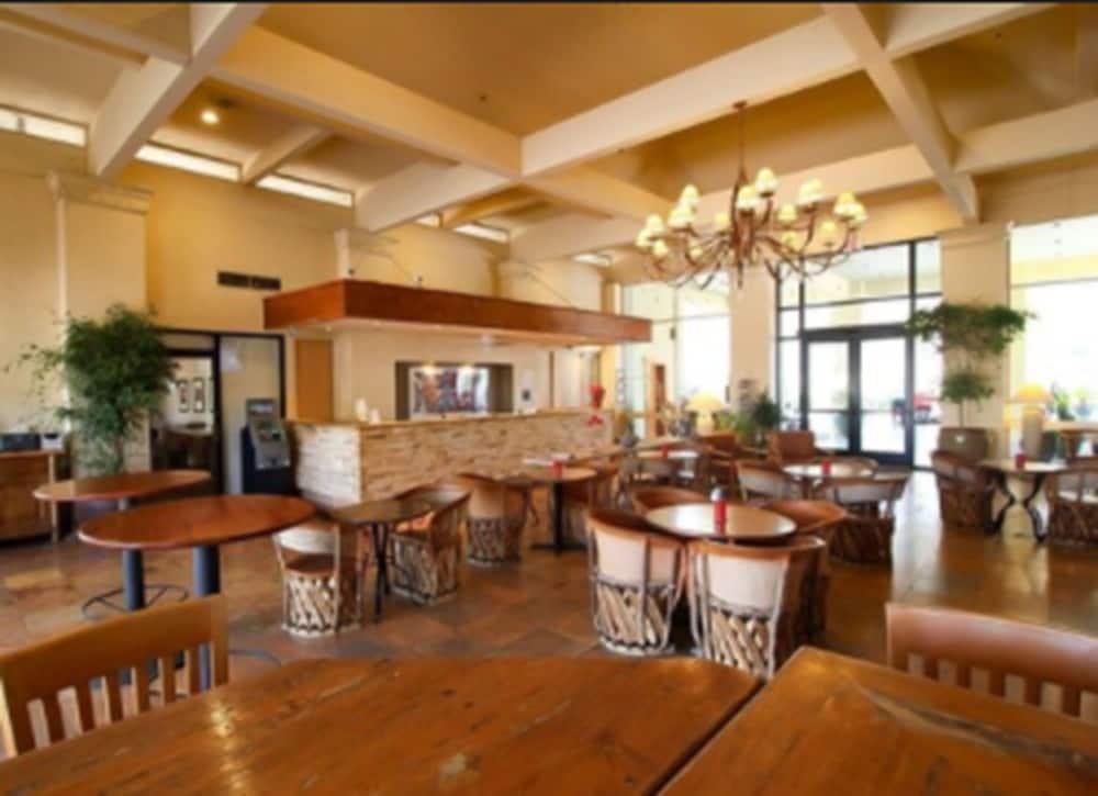 Ramada By Wyndham Tucson Hotel Bagian luar foto