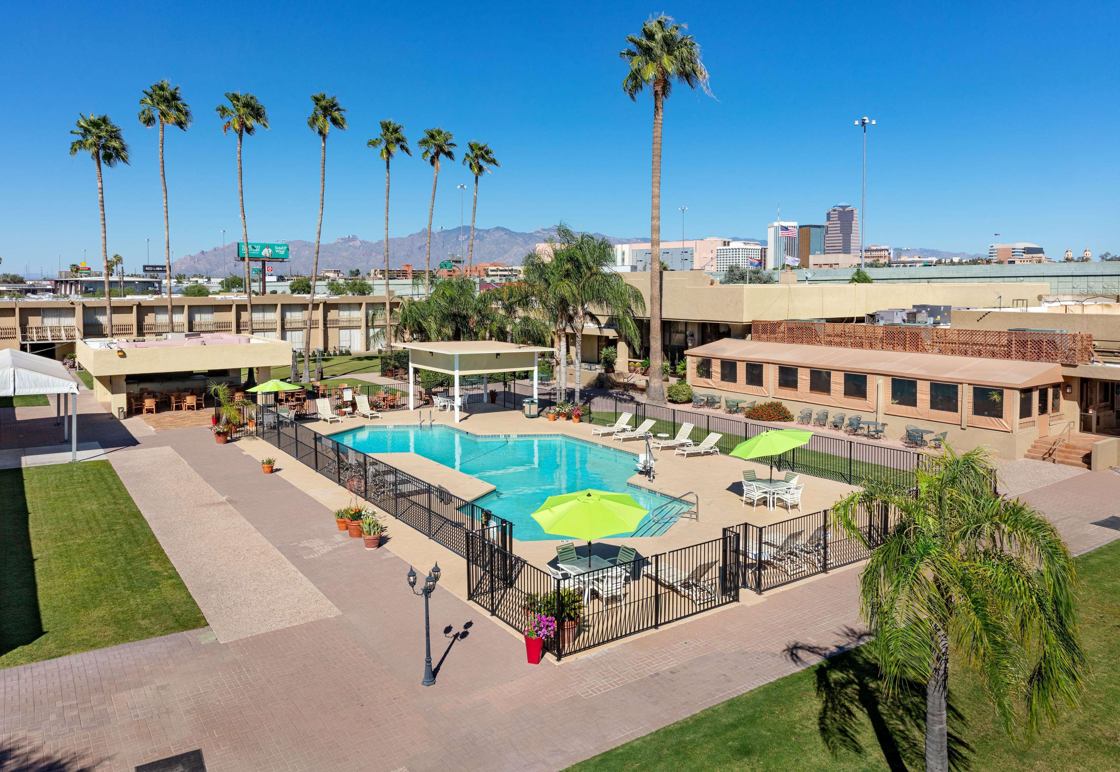 Ramada By Wyndham Tucson Hotel Bagian luar foto