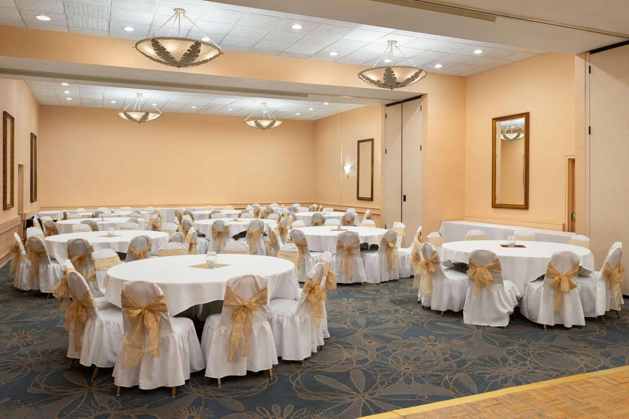 Ramada By Wyndham Tucson Hotel Bagian luar foto