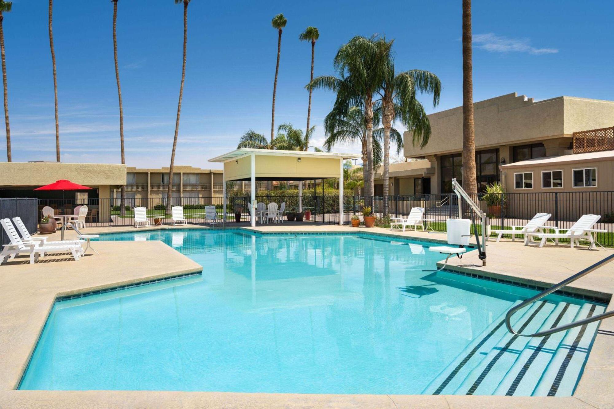 Ramada By Wyndham Tucson Hotel Bagian luar foto