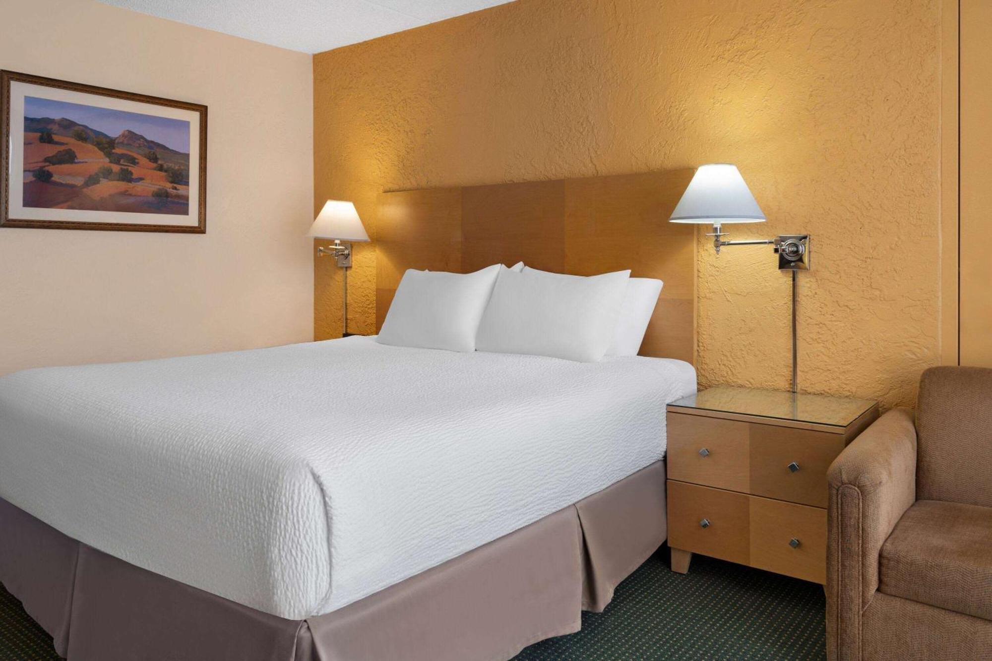Ramada By Wyndham Tucson Hotel Bagian luar foto