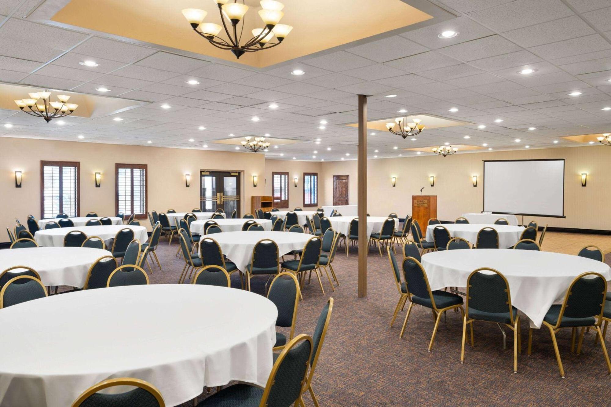 Ramada By Wyndham Tucson Hotel Bagian luar foto