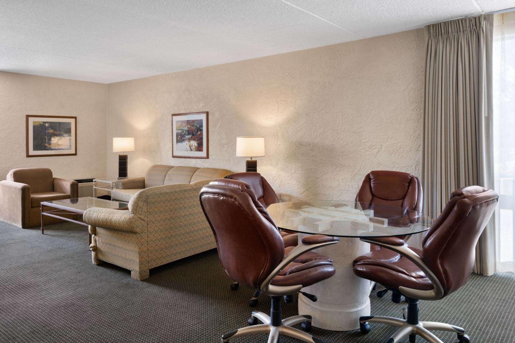 Ramada By Wyndham Tucson Hotel Bagian luar foto