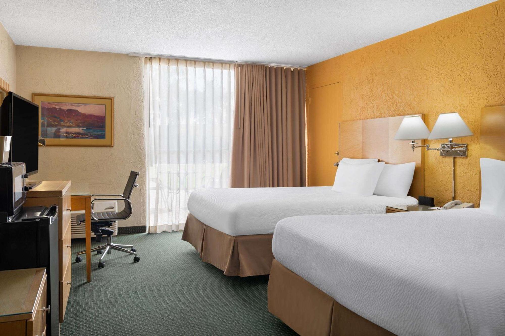 Ramada By Wyndham Tucson Hotel Bagian luar foto