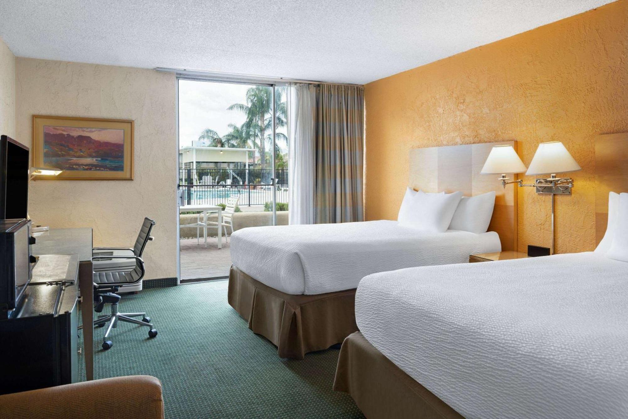 Ramada By Wyndham Tucson Hotel Bagian luar foto