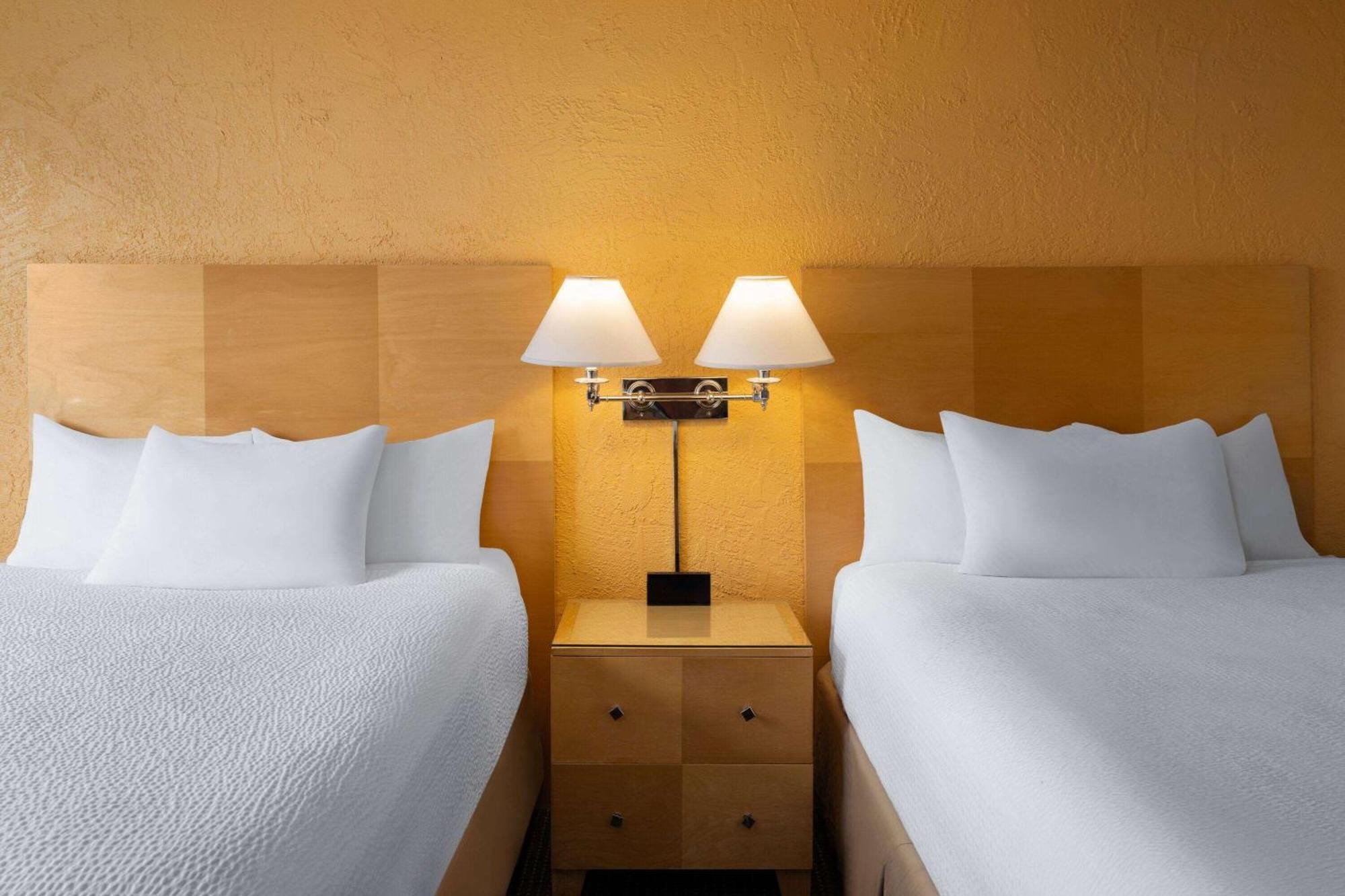 Ramada By Wyndham Tucson Hotel Bagian luar foto