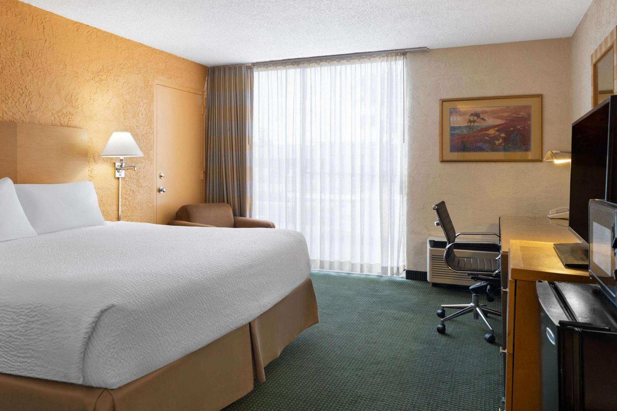 Ramada By Wyndham Tucson Hotel Bagian luar foto