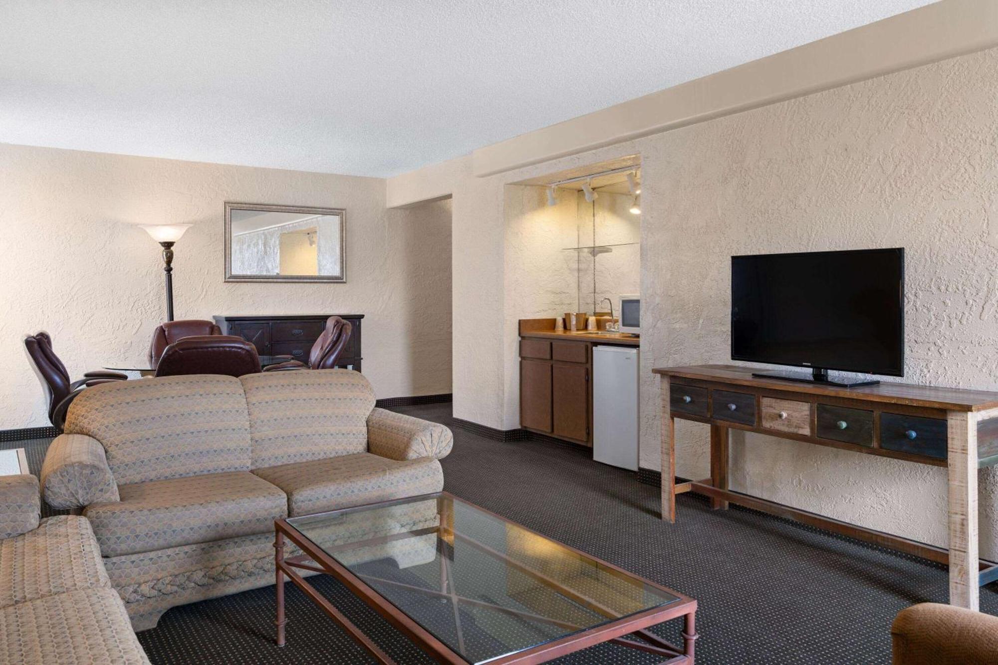Ramada By Wyndham Tucson Hotel Bagian luar foto
