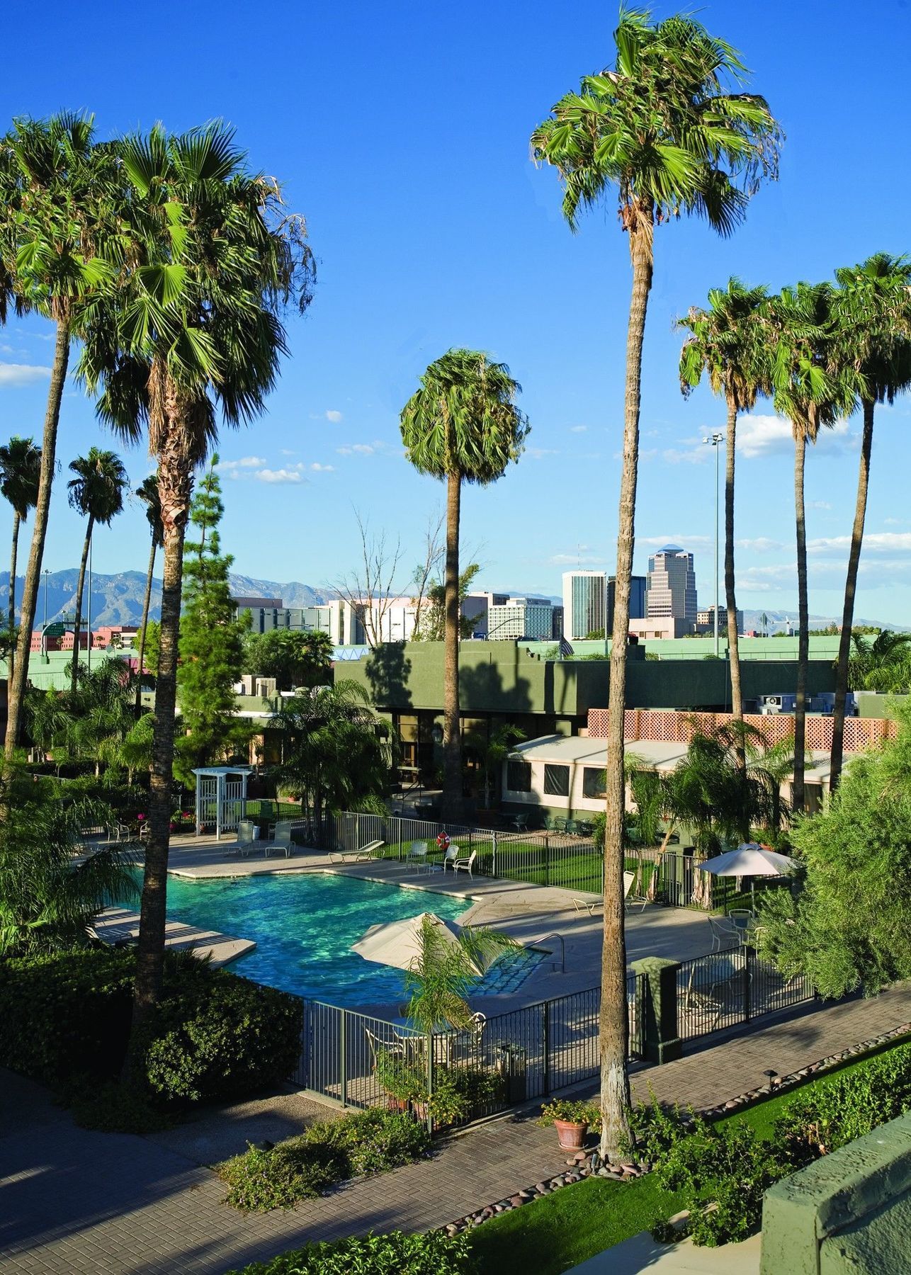 Ramada By Wyndham Tucson Hotel Bagian luar foto
