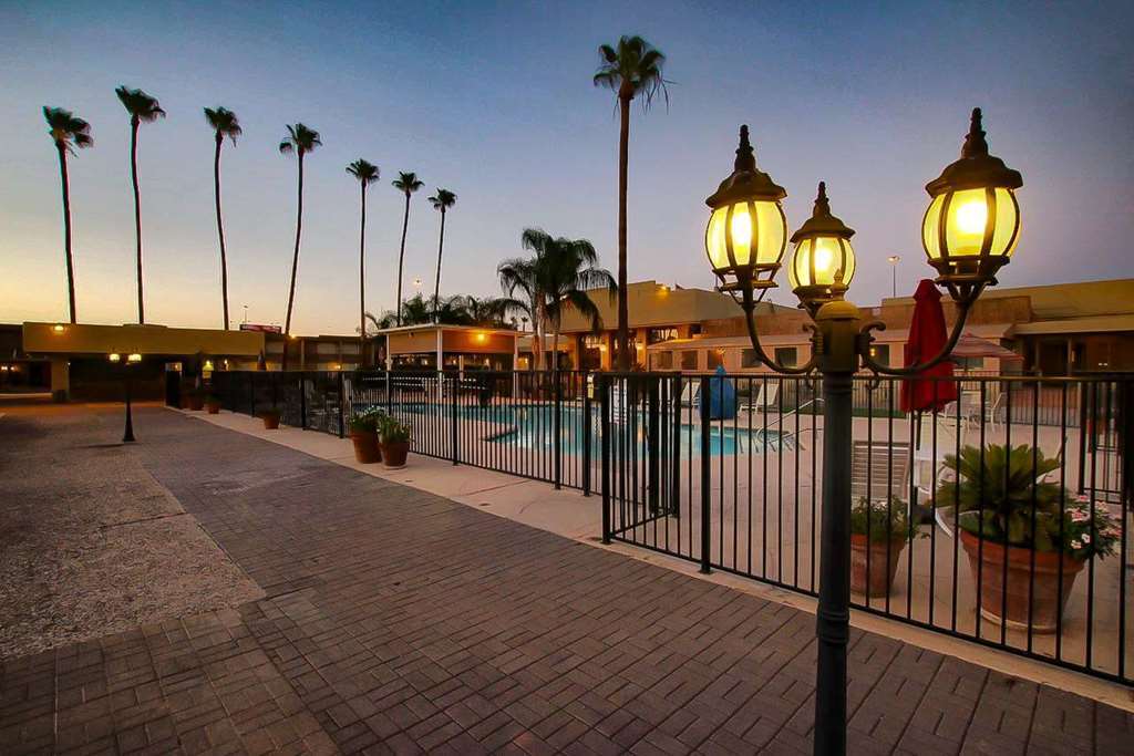 Ramada By Wyndham Tucson Hotel Bagian luar foto