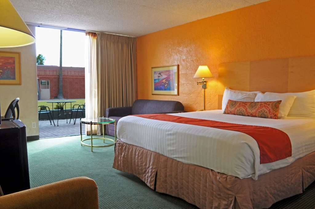 Ramada By Wyndham Tucson Hotel Bagian luar foto